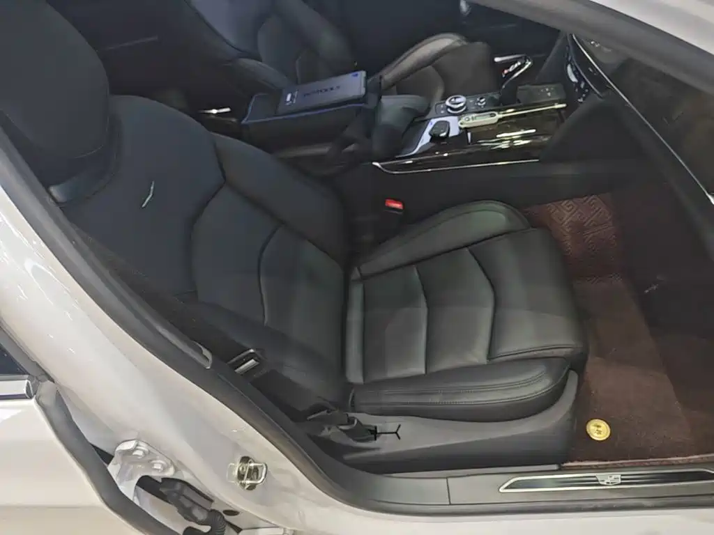 Cadillac CT6 — фото 25