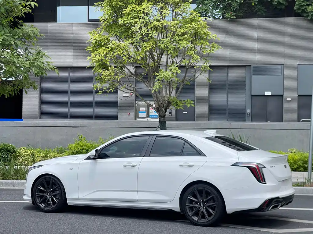 Cadillac CT4 — фото 8