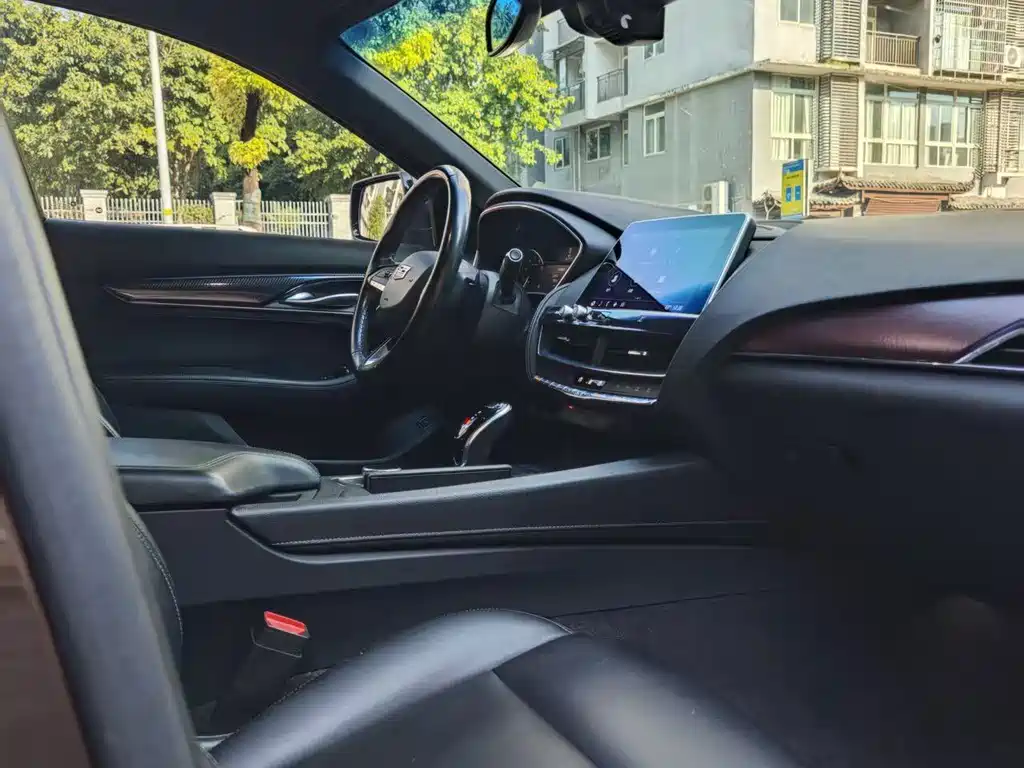 Cadillac CT5 — фото 9