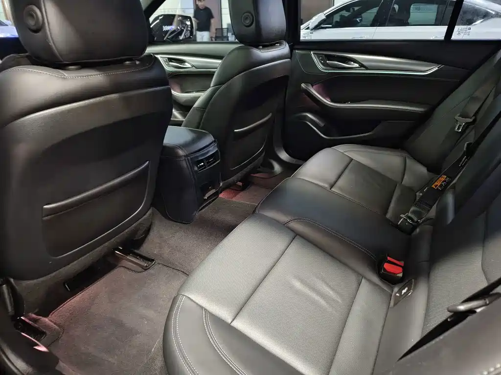 Cadillac CT5 — фото 8