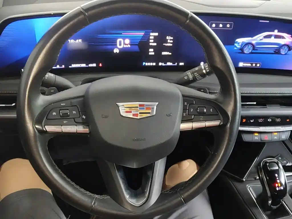 Cadillac XT4 — фото 11