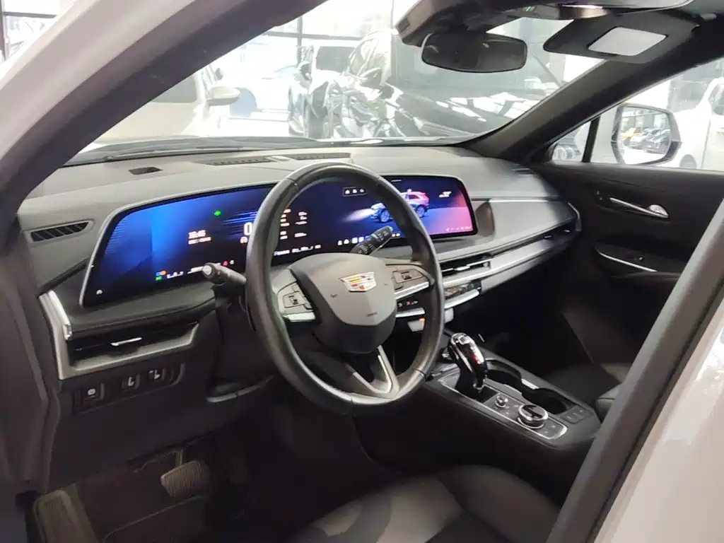 Cadillac XT4 — фото 10
