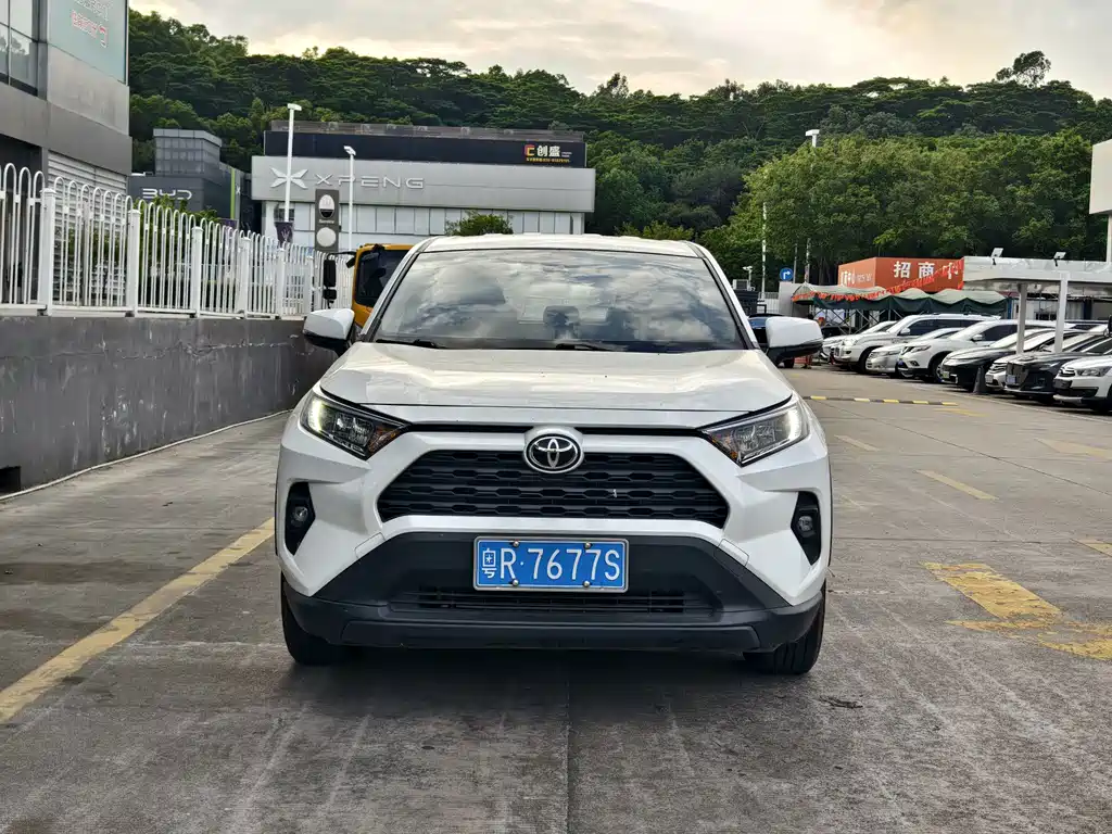 Toyota RAV4 — фото 2