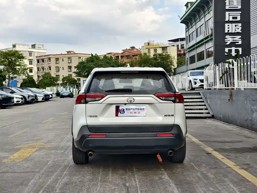 Toyota RAV4 — фото 17