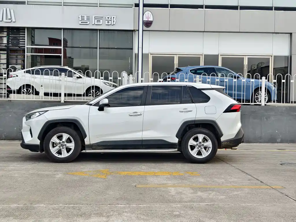 Toyota RAV4 — фото 3