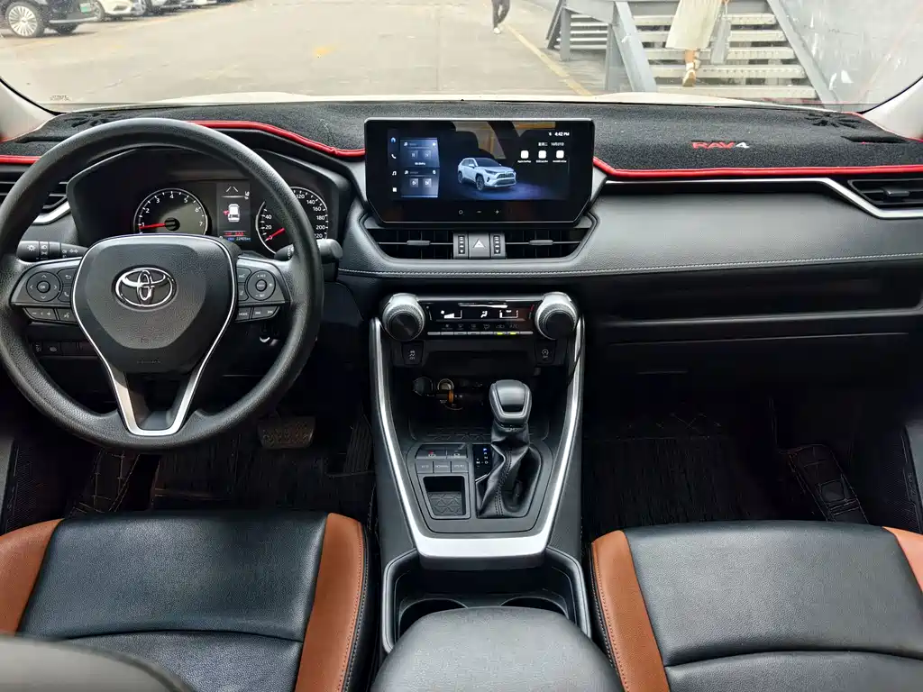 Toyota RAV4 — фото 7