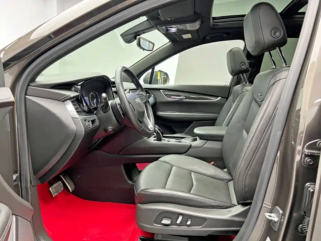 Cadillac XT6 — фото 15
