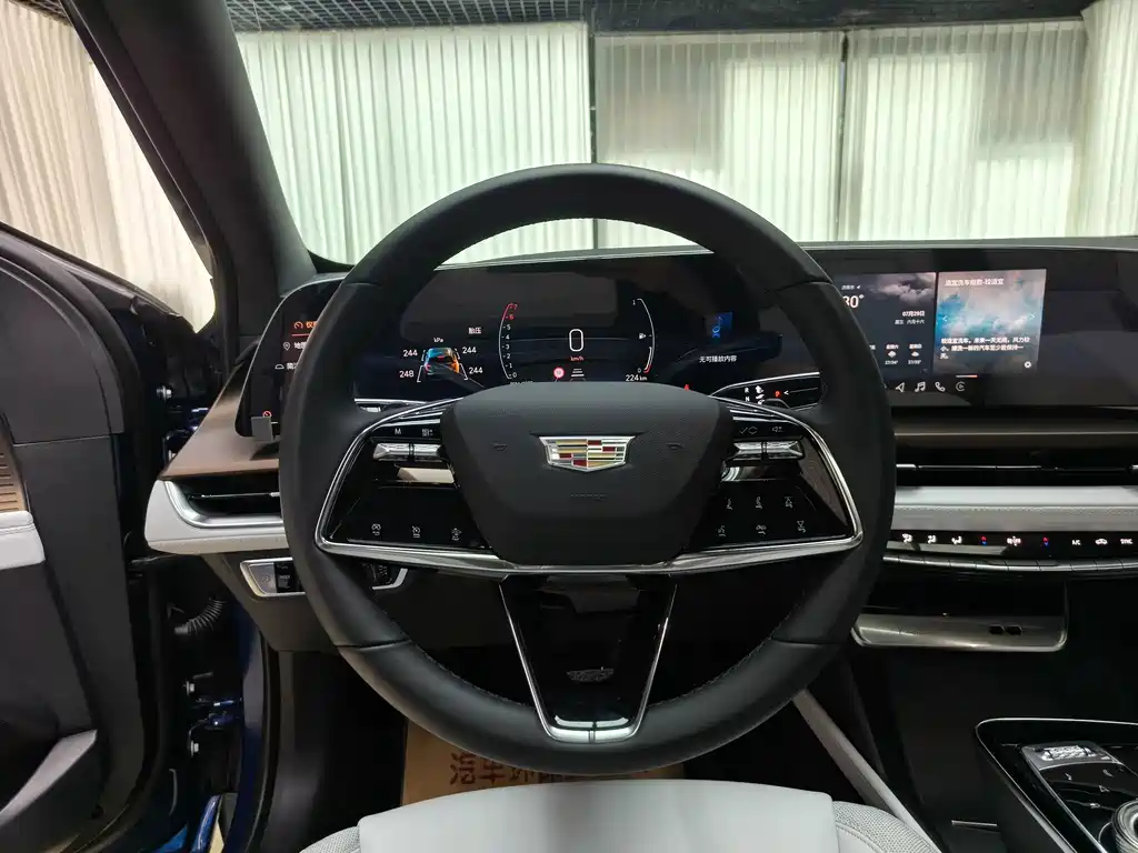 Cadillac GT4 — фото 13