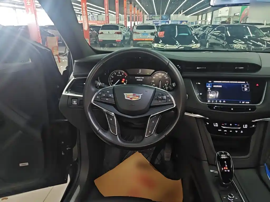 Cadillac XT5 — фото 11