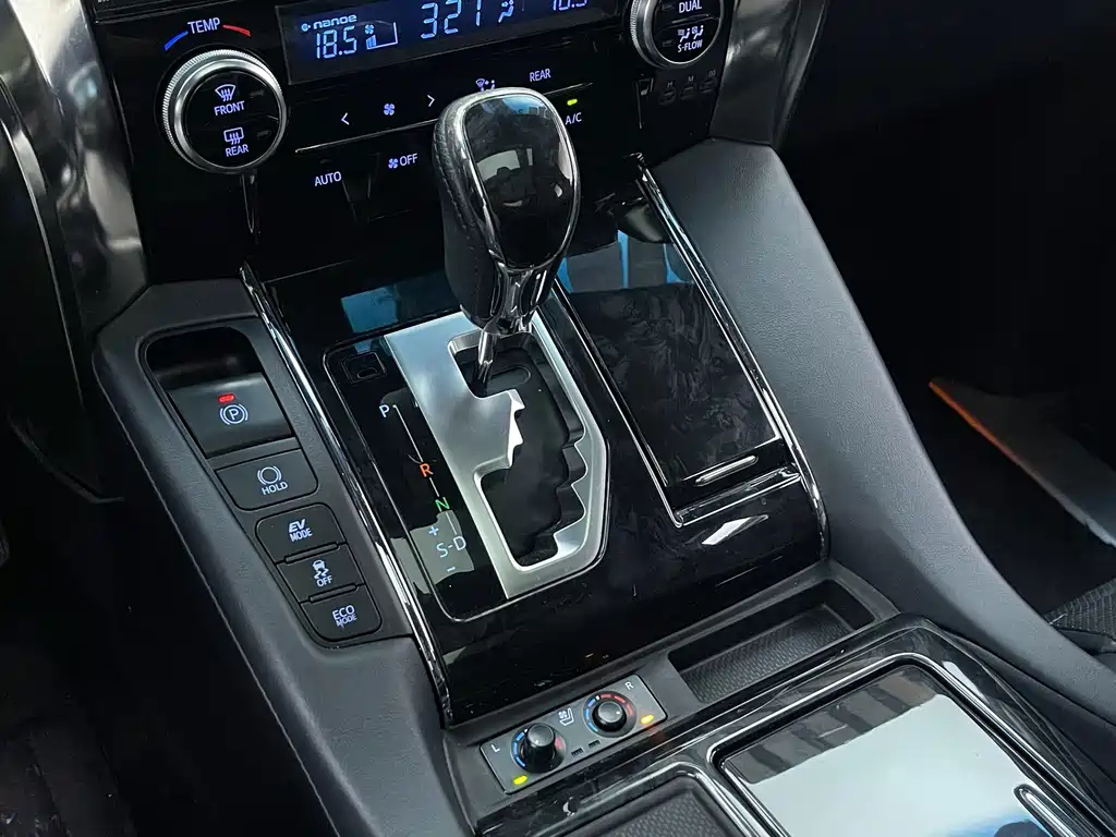 Toyota Vellfire — фото 5