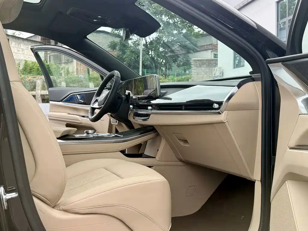 Cadillac XT5 — фото 8