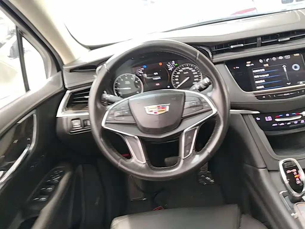 Cadillac XT5 — фото 11