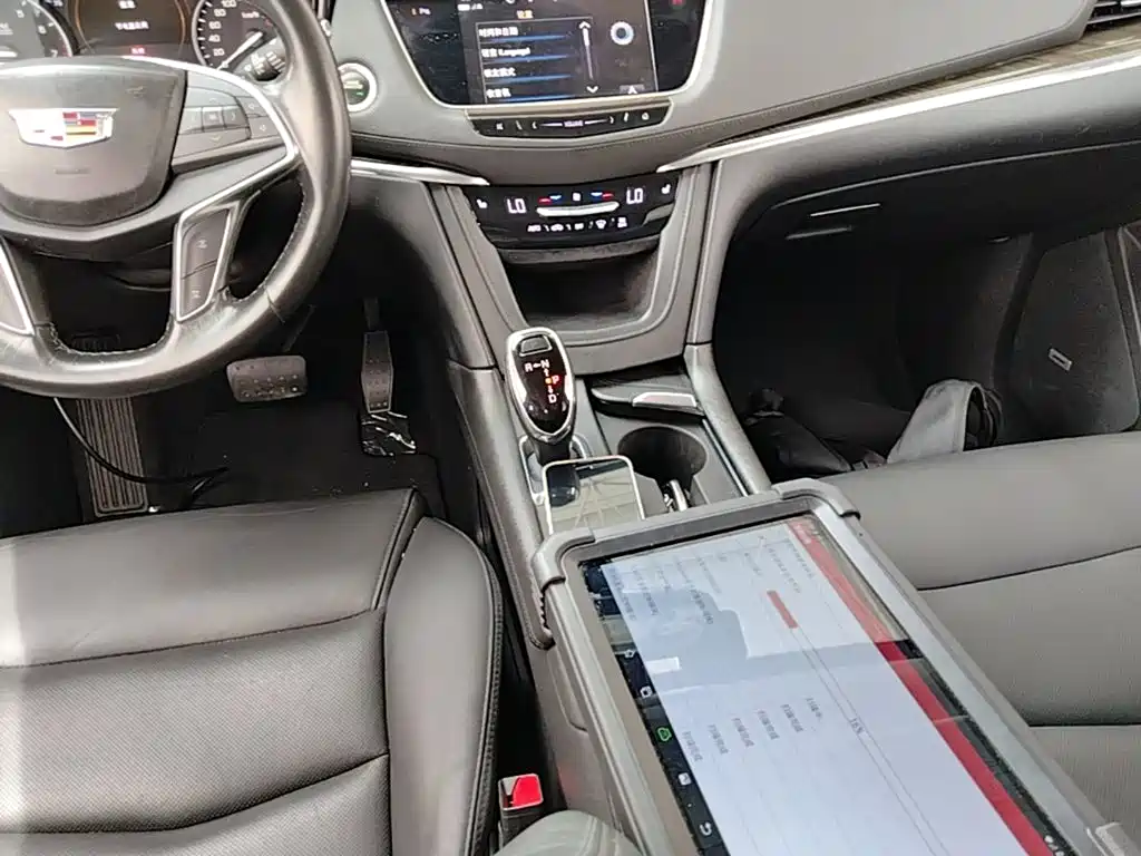 Cadillac XT5 — фото 14