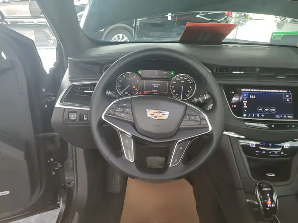 Cadillac XT5 — фото 11