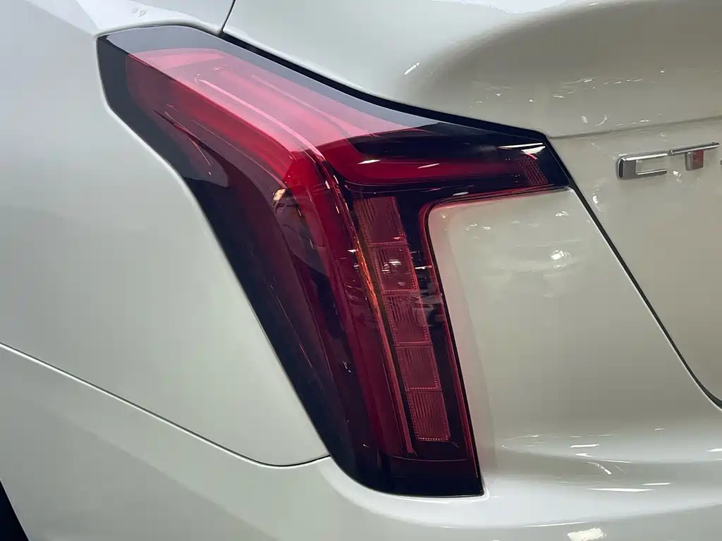 Cadillac CT5 — фото 10