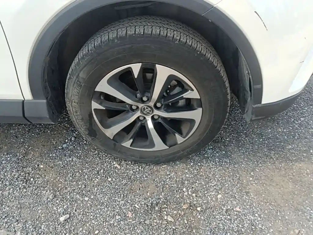 Toyota RAV4 — фото 11
