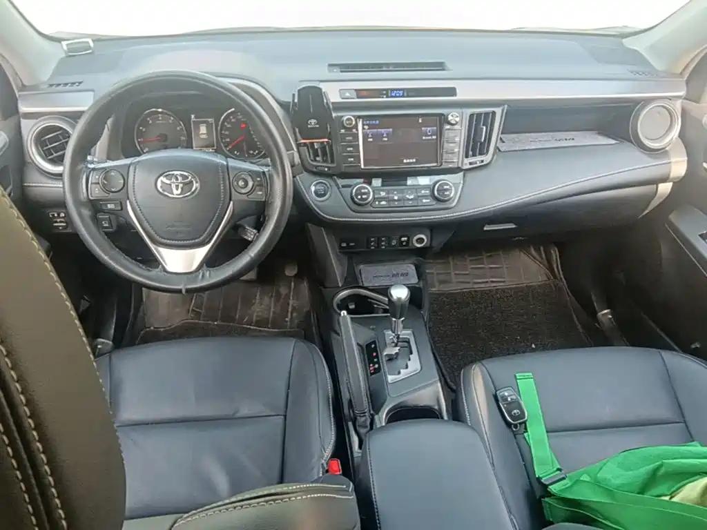 Toyota RAV4 — фото 13
