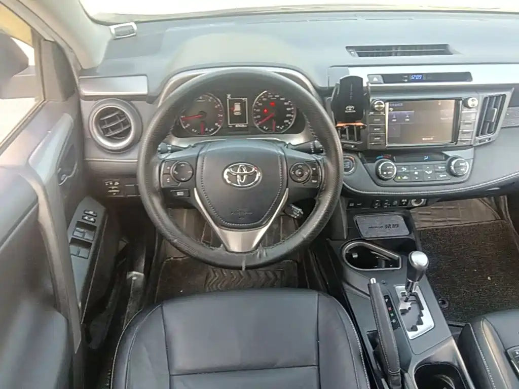 Toyota RAV4 — фото 14