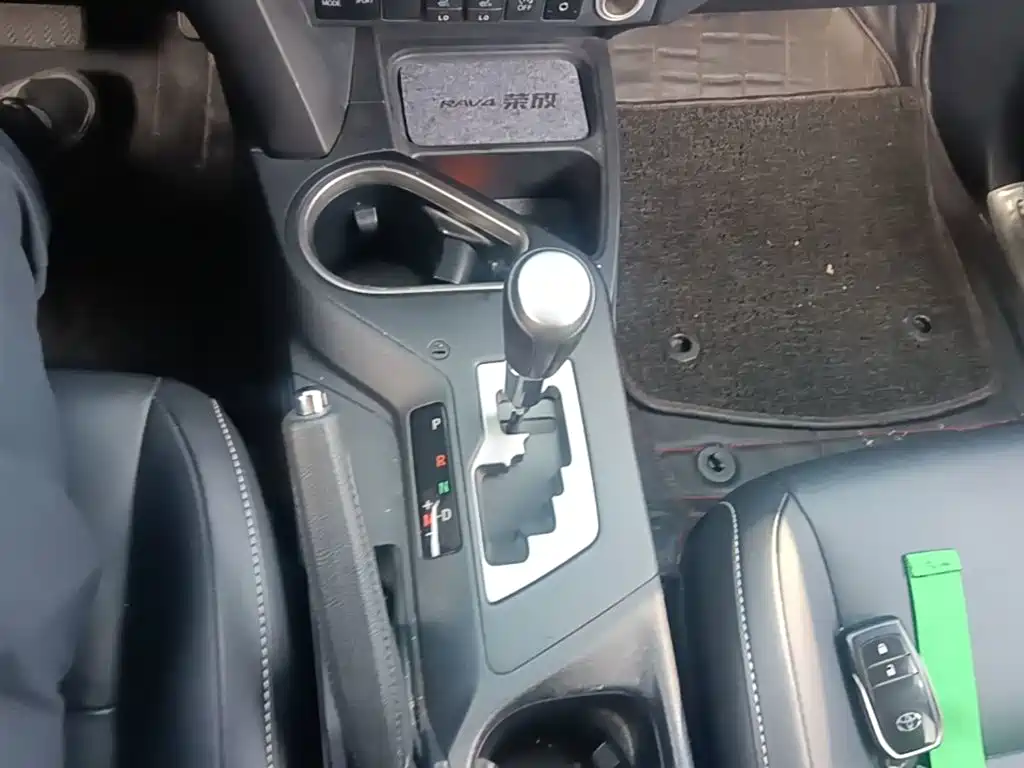 Toyota RAV4 — фото 18