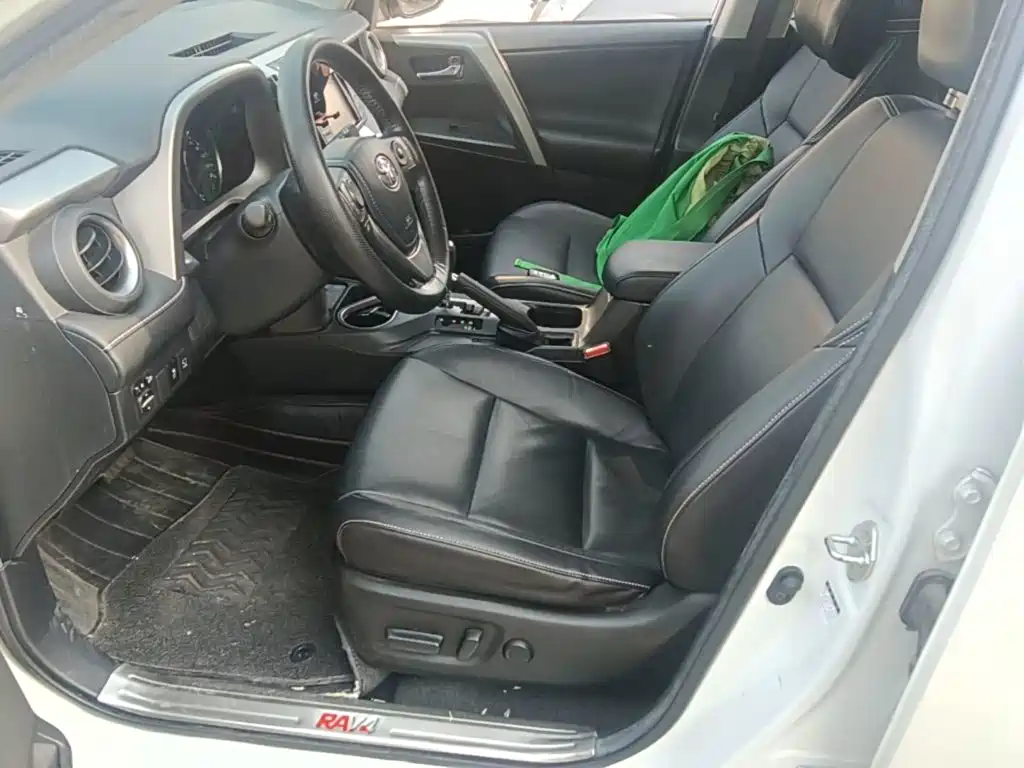 Toyota RAV4 — фото 19