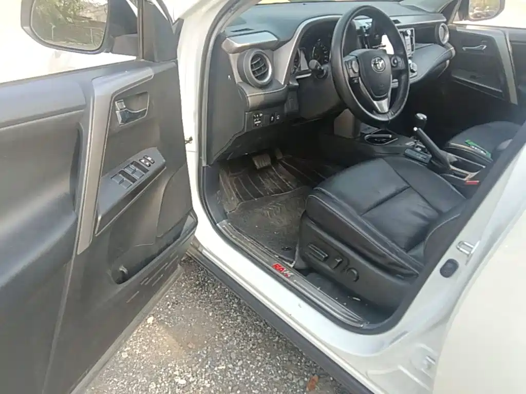 Toyota RAV4 — фото 20
