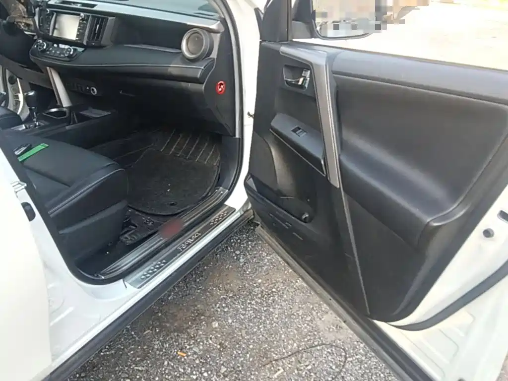 Toyota RAV4 — фото 8