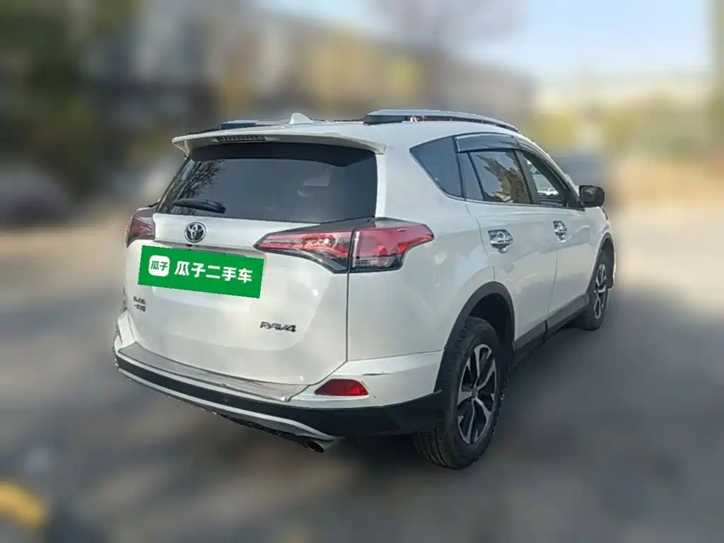 Toyota RAV4 — фото 9