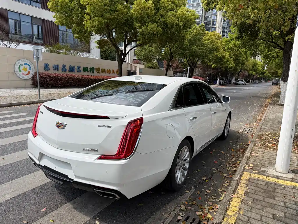 Cadillac XTS — фото 23