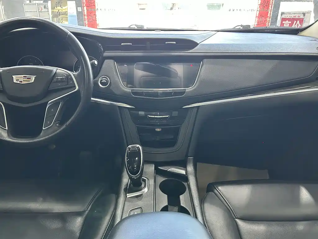 Cadillac XT5 — фото 11
