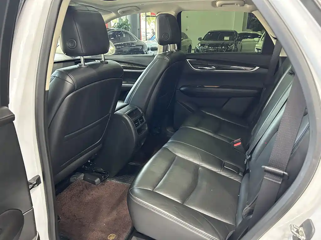 Cadillac XT5 — фото 15