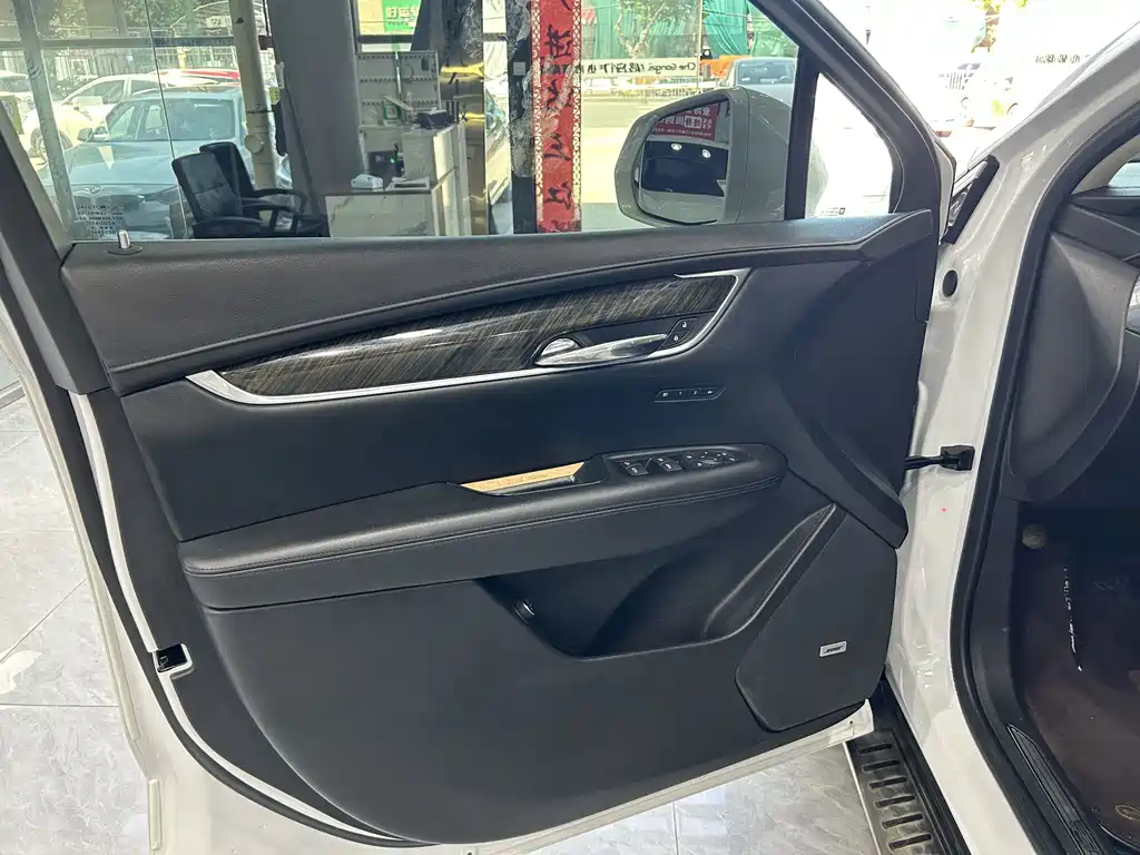 Cadillac XT5 — фото 10