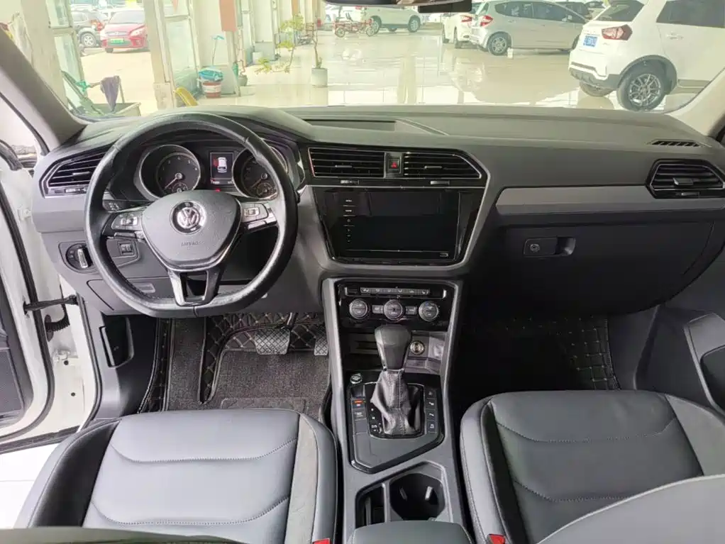 Volkswagen Tiguan L — фото 9