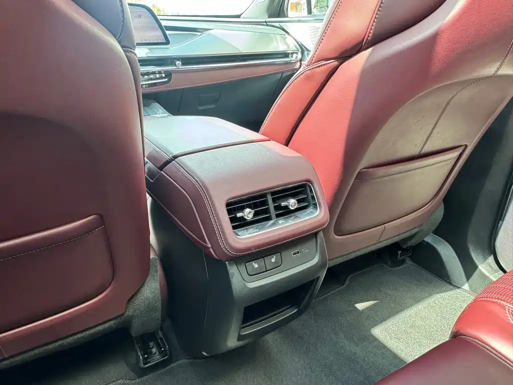 Cadillac XT5 — фото 14