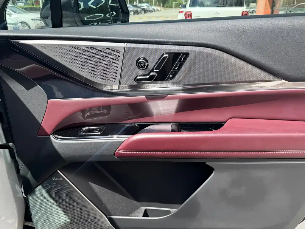 Cadillac XT5 — фото 20