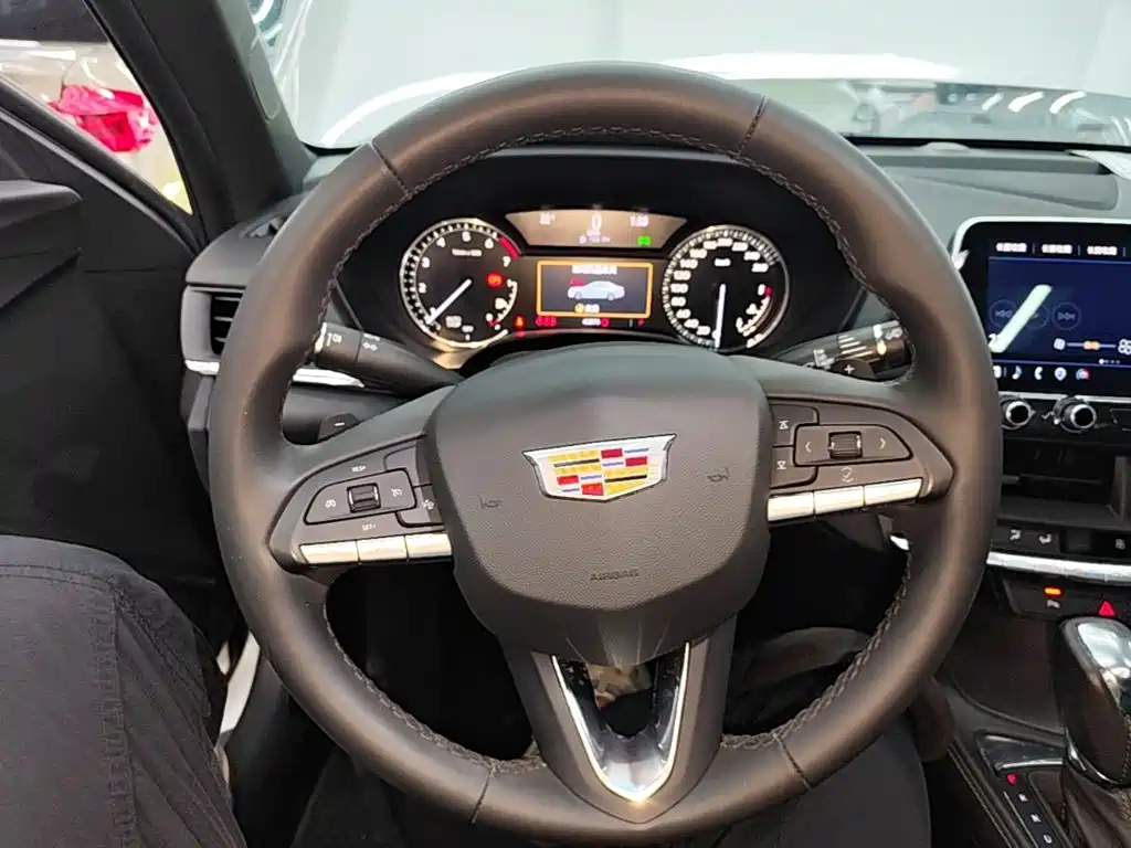 Cadillac CT4 — фото 11