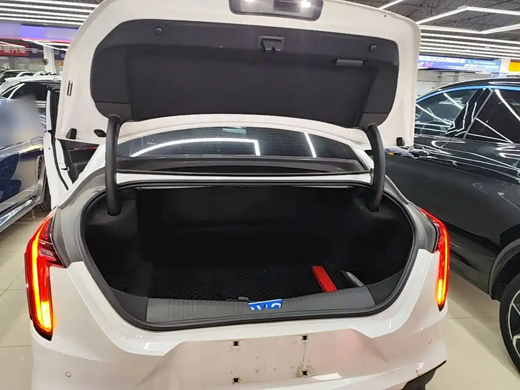 Cadillac CT4 — фото 19