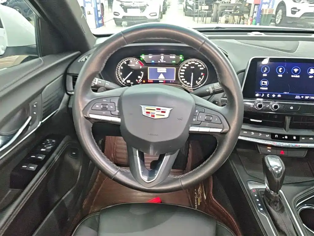Cadillac CT4 — фото 11