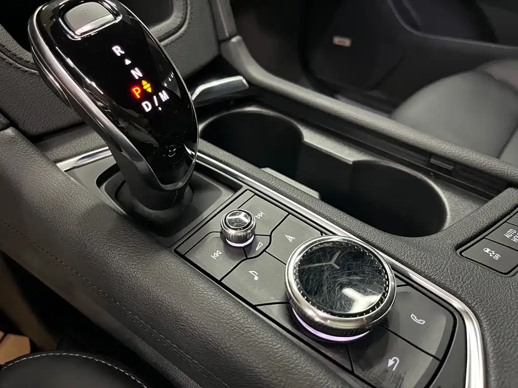 Cadillac XT5 — фото 11