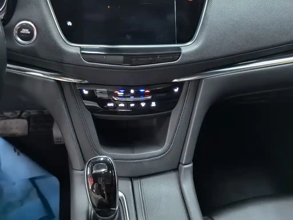 Cadillac XT5 — фото 10