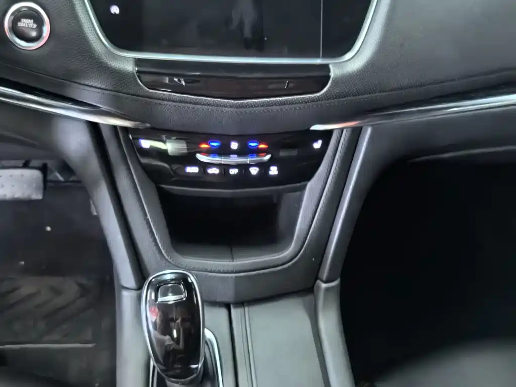 Cadillac XT5 — фото 10