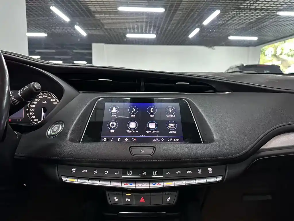 Cadillac XT4 — фото 10