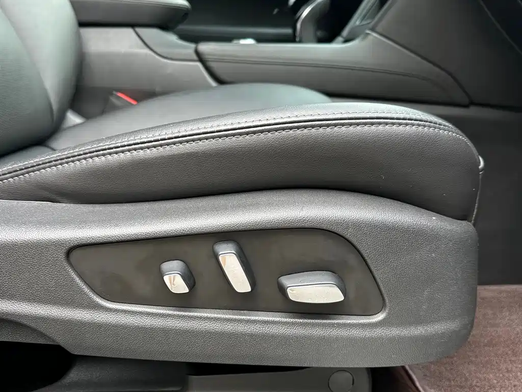 Cadillac XT5 — фото 14