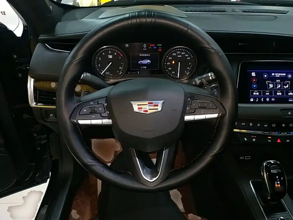 Cadillac XT4 — фото 11