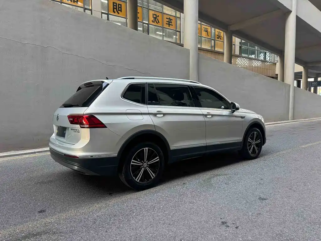 Volkswagen Tiguan L — фото 6
