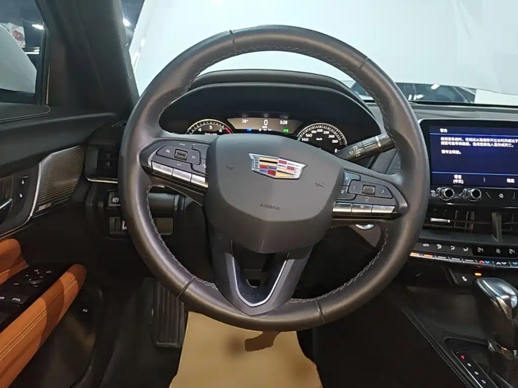 Cadillac CT4 — фото 11