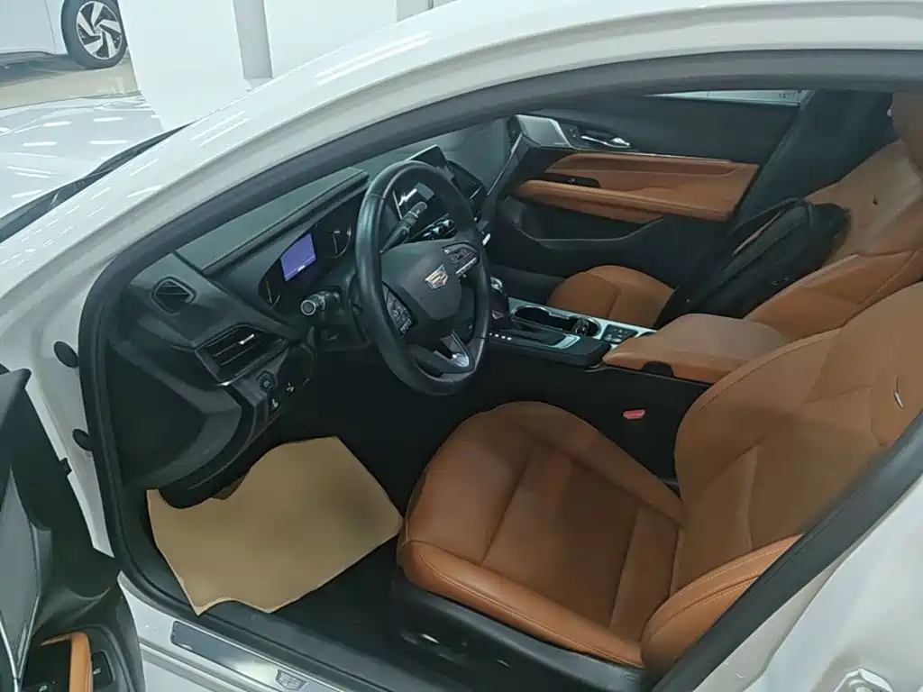 Cadillac CT4 — фото 15