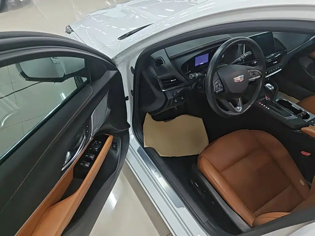 Cadillac CT4 — фото 16
