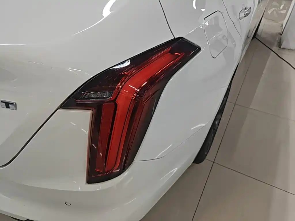 Cadillac CT4 — фото 8