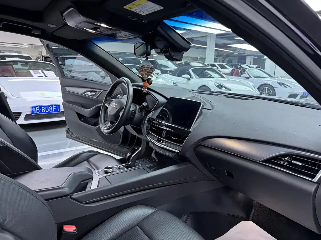 Cadillac CT5 — фото 11