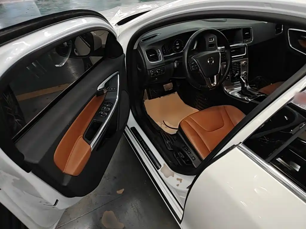 Volvo S60 — фото 15